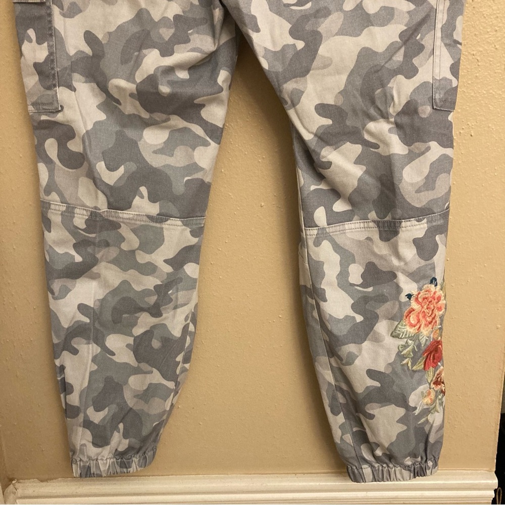 Sundance Gray Camouflage Pants with Floral Detail - Picture 8 of 11